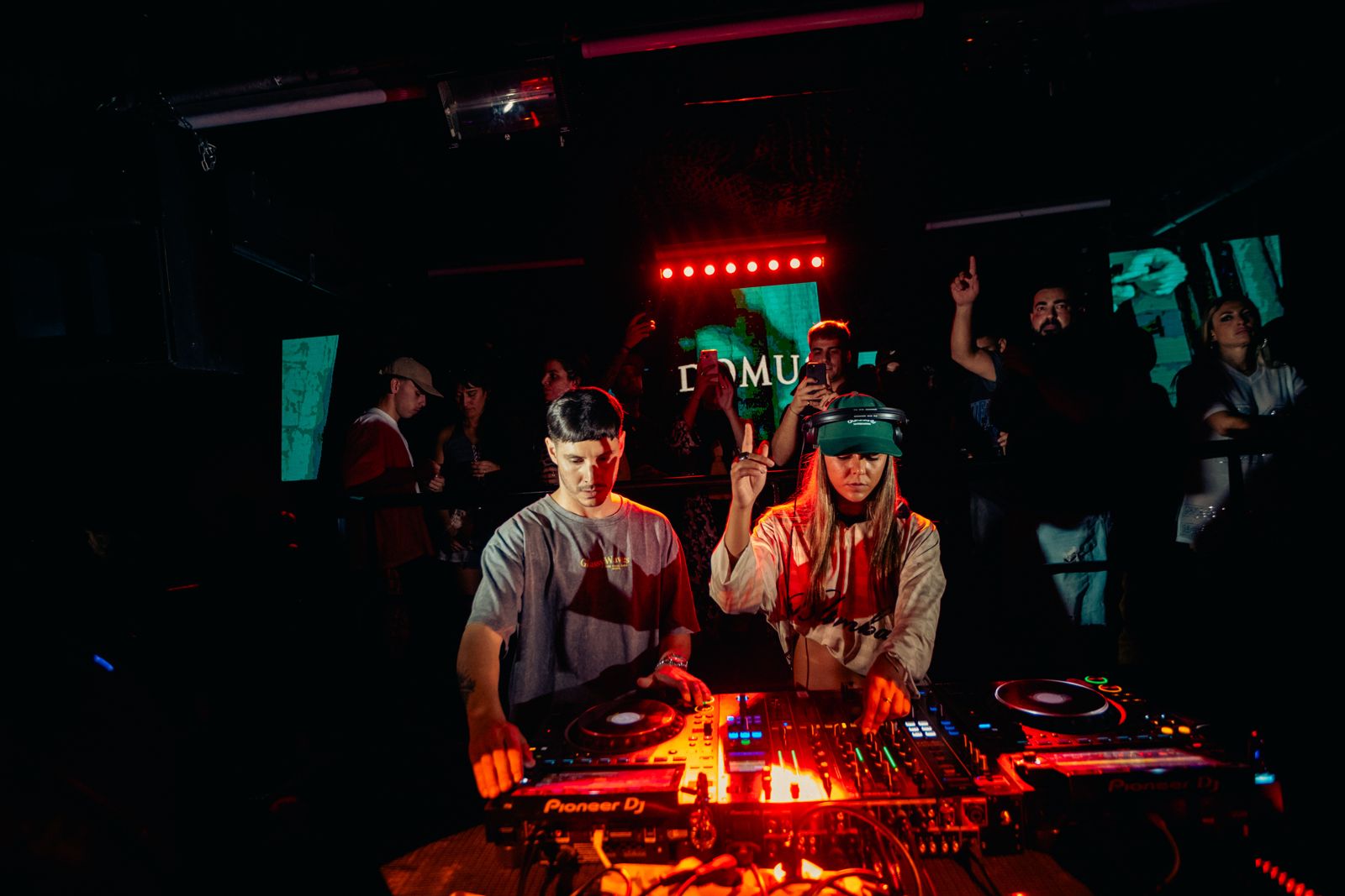 Tomo II: dos artistas saludan desde la cabina