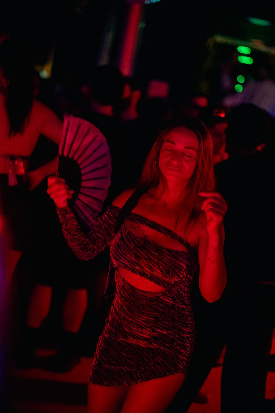 Tomo II: una chica baila con abanico