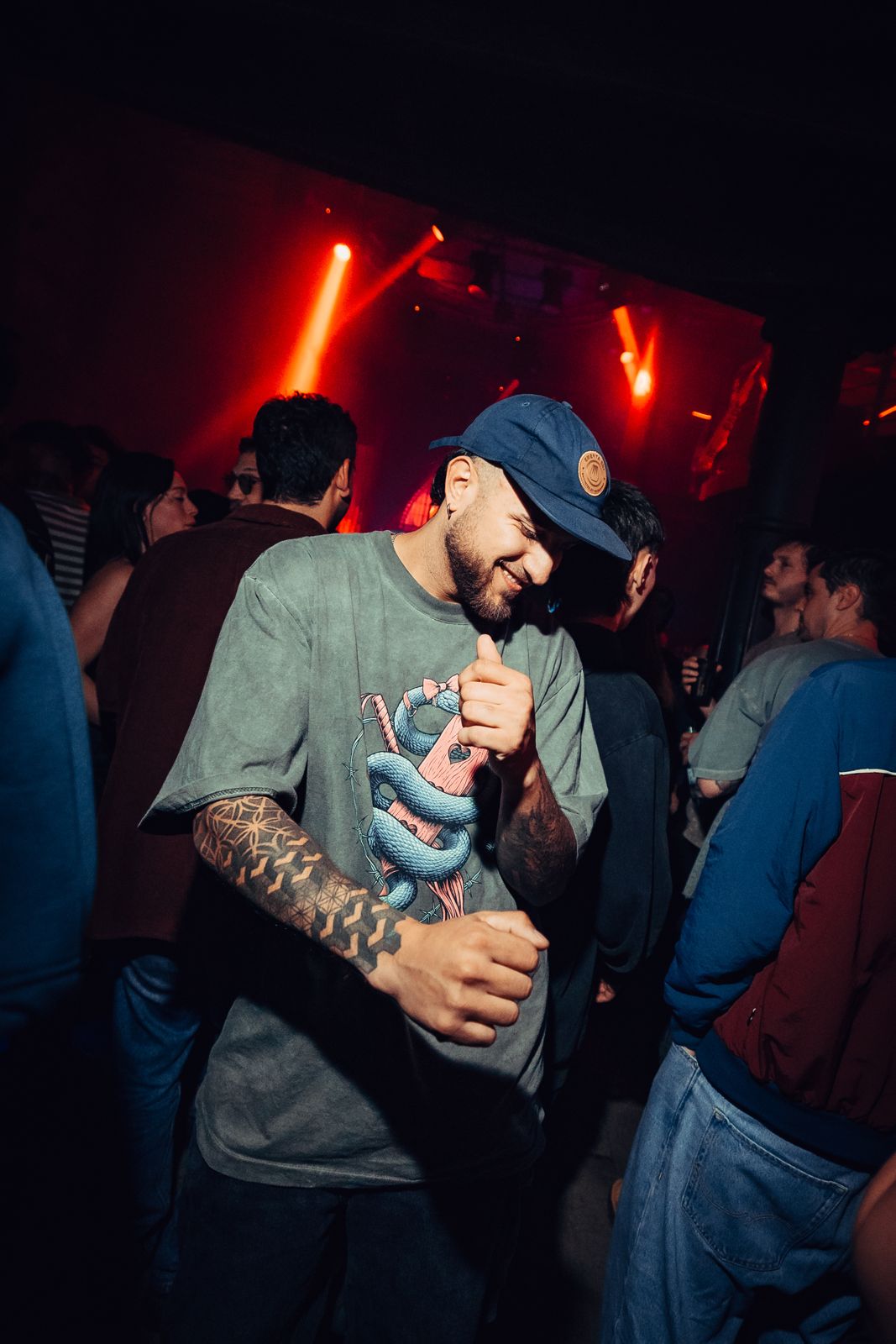 Alguien baila con gorra en Tomo III