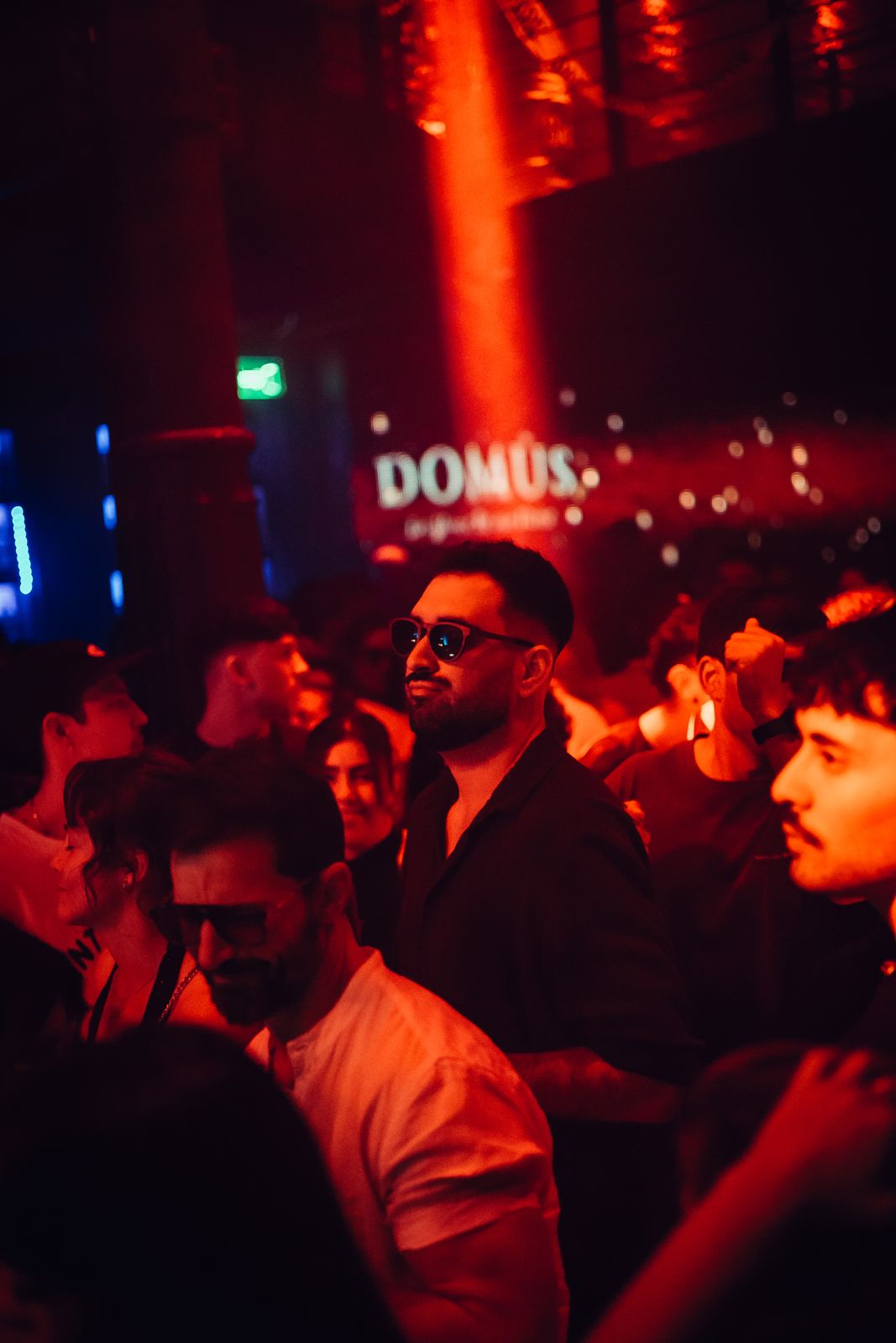La pista bajo el cartel de Domus en Tomo III