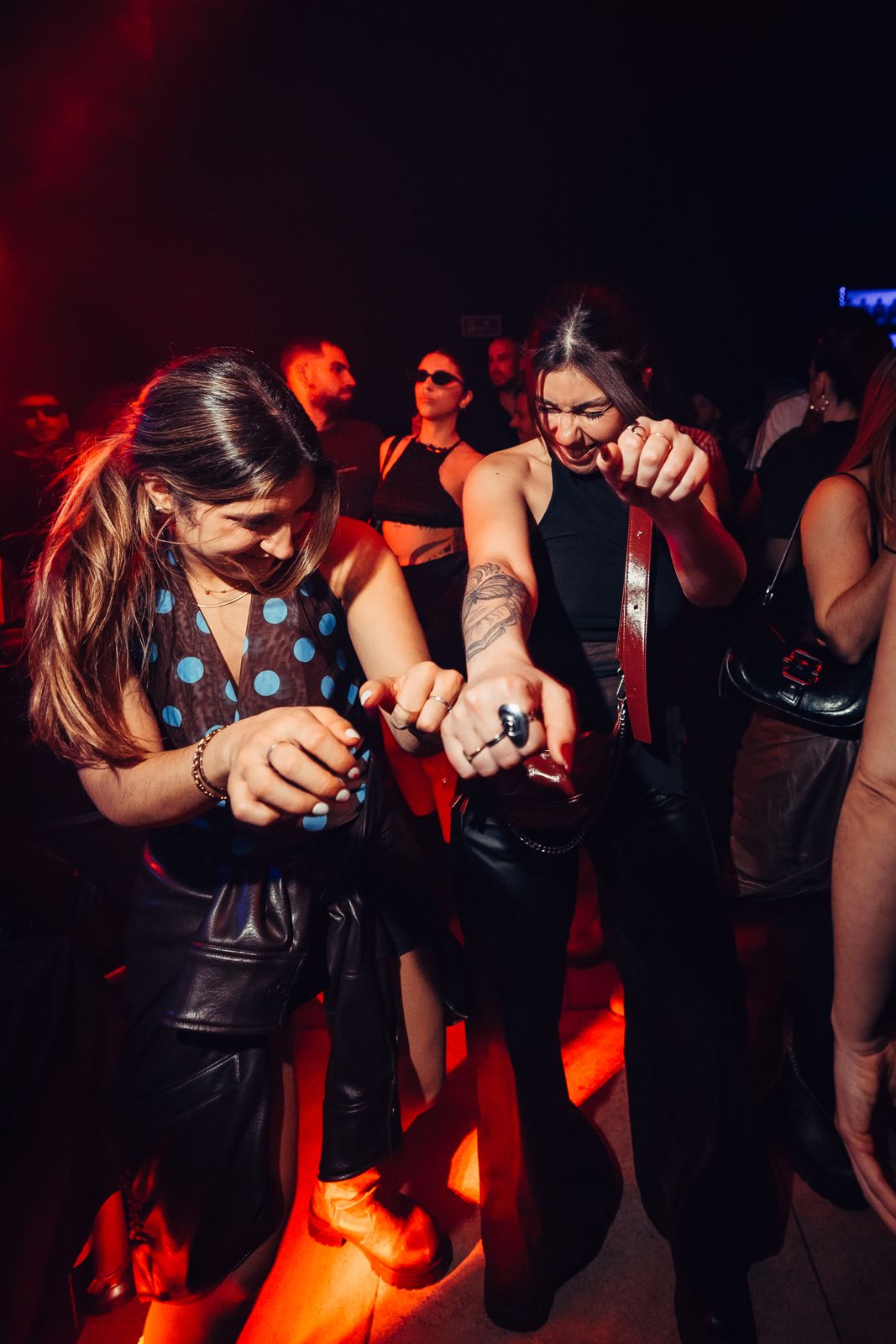 Amigas bailando en Tomo III