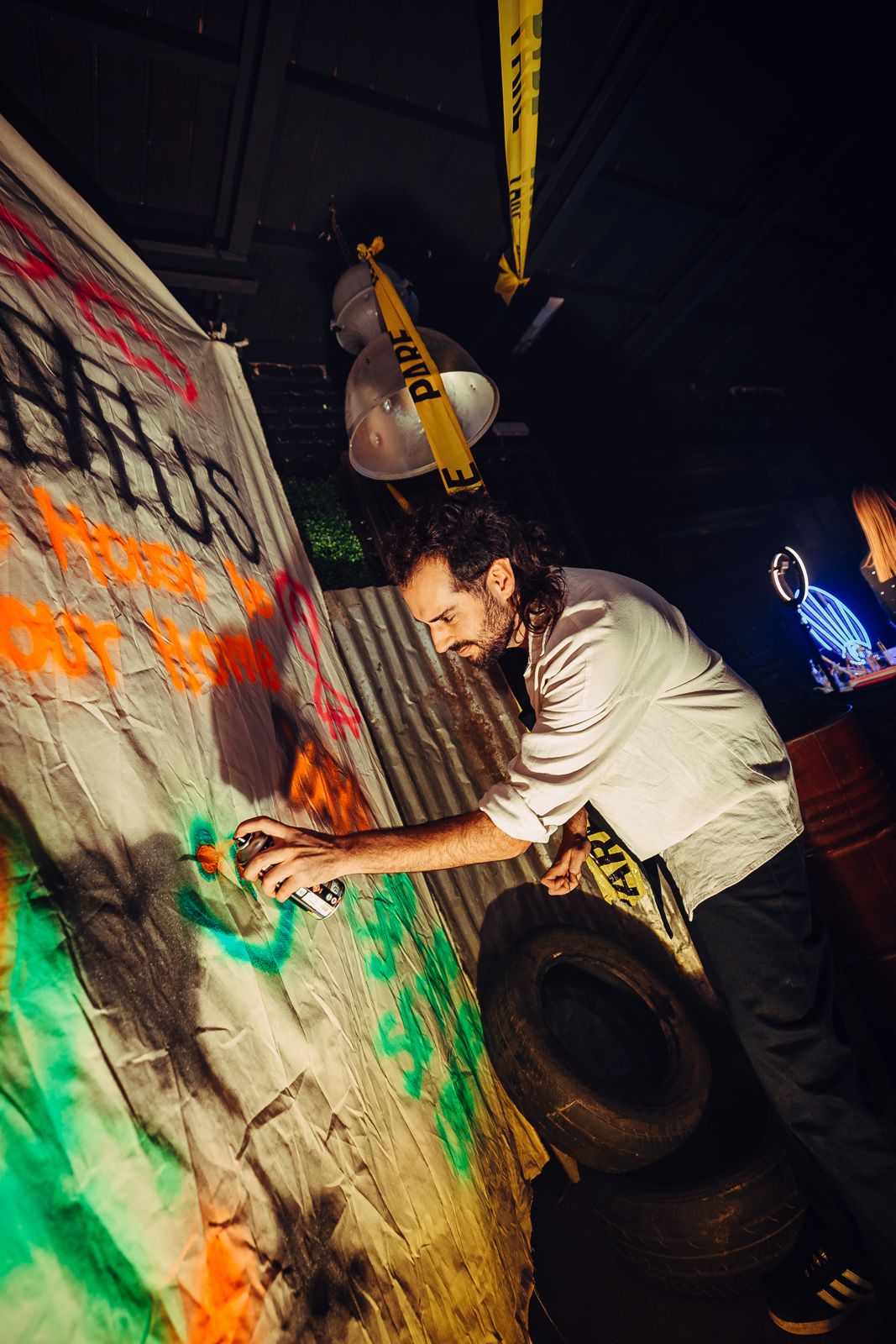 Un artista pinta la pared en Tomo III